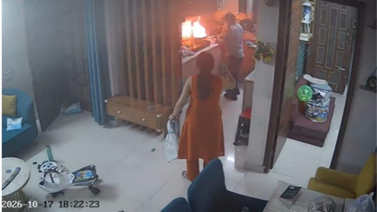 Video: किचन में आग लगते ही महिला के लिए फरिश्ता बना डिलीवरी एजेंट, CCTV में कैद हुई पूरी घटना