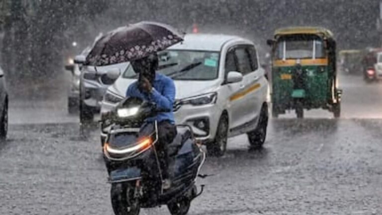 Weather Update: कहीं मौसम रहेगा साफ तो कहीं बारिश-आंधी बढ़ाएगी परेशानी, दिल्ली से दक्षिण भारत तक जानें ताजा अपडेट