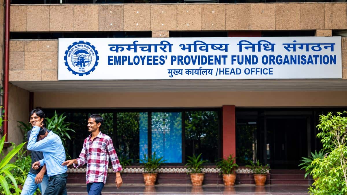 आपके PF के पैसे का क्या होता है? जानिए EPFO कहां इन्वेस्ट करता है और कैसे तय होता है ब्याज